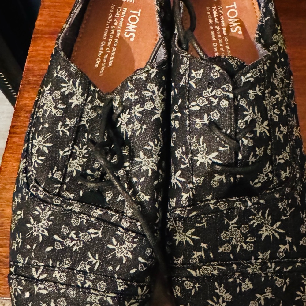 TOMS Black Floral Lace-Up Shoes (brand new ) - Picture 2 of 5